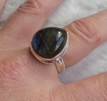 Zilveren ring met brede druppelvorm Labradoriet ring maat 18 mm